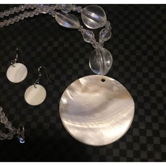 Beautiful Large Genuine Mother of Pearl Disc & Bead Necklace & Earring Set - Picture 2 of 2
